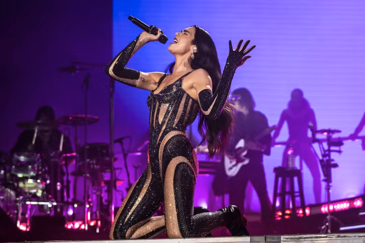 Dua Lipa đẳng cấp là khi biến mọi sàn diễn thành show thời trang của mình