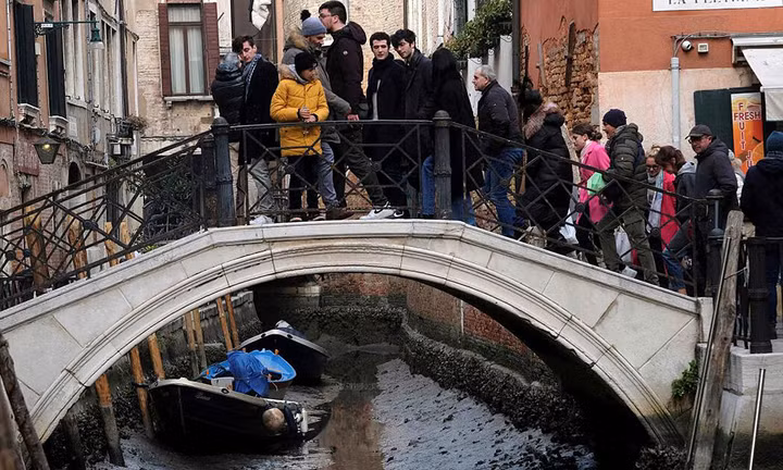 Du khách đi bộ thăm Venice vì kênh cạn nước