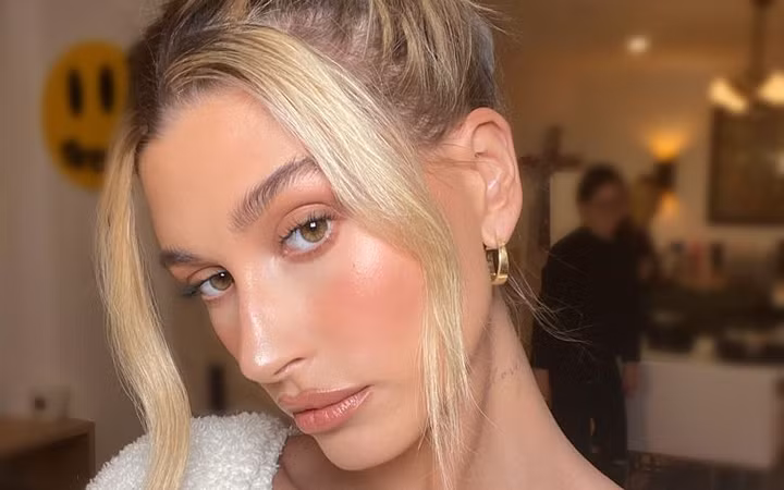 Hailey Bieber chia sẻ bí quyết để “toả sáng” mỗi ngày