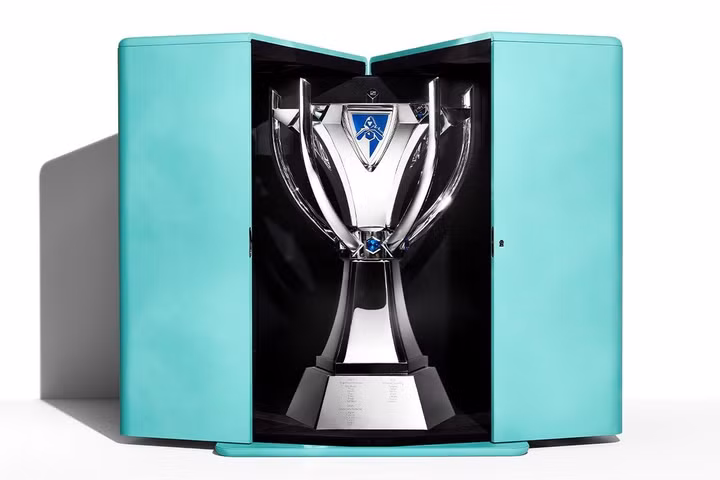 Tiffany & Co. lần đầu tiết lộ cúp vô địch thế giới 'Liên minh huyền thoại'