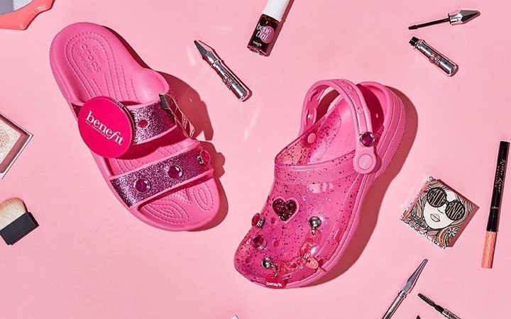 Crocs x Benefit Cosmetics “cháy hàng” trong ngày ra mắt