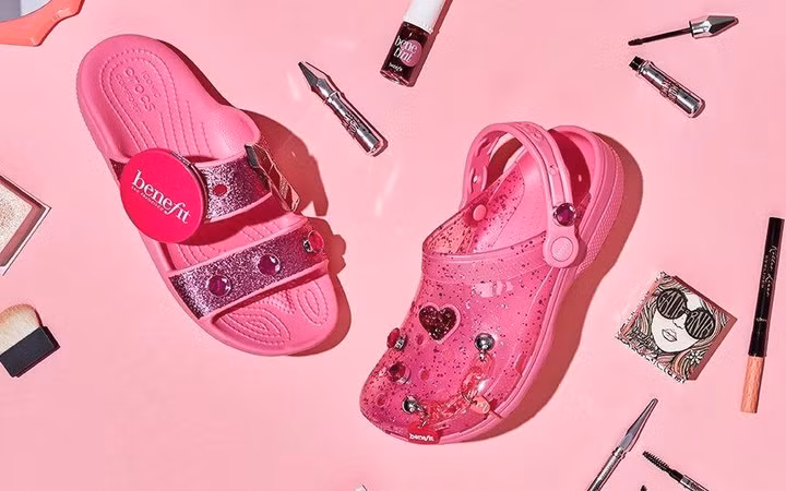 Crocs x Benefit Cosmetics “cháy hàng” trong ngày ra mắt