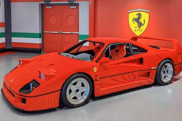 LEGO Ferrari F40 kích thước thật được trưng bày tại LEGOLAND California