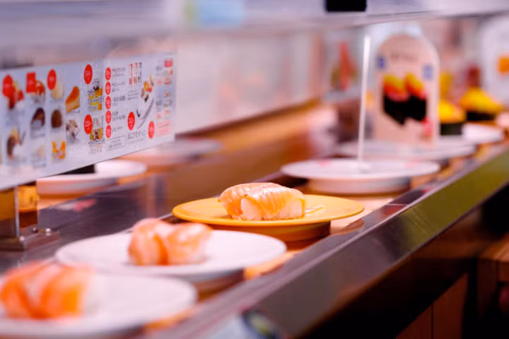 5 địa điểm thưởng thức sushi băng chuyền nổi tiếng tại Nhật Bản