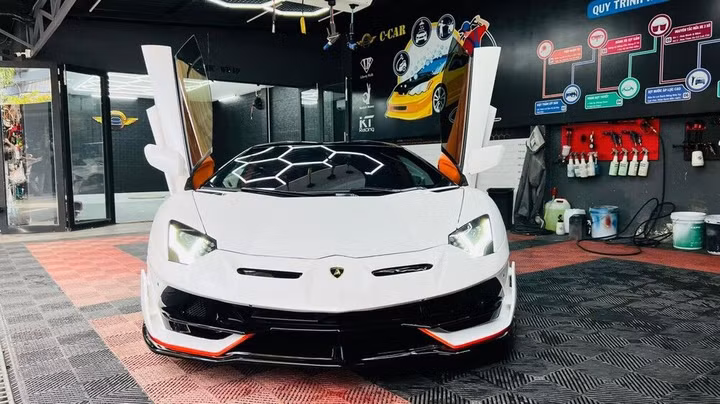 Lamborghini Aventador Roadster độ thành phiên bản giới hạn SVJ đầu tiên tại Việt Nam