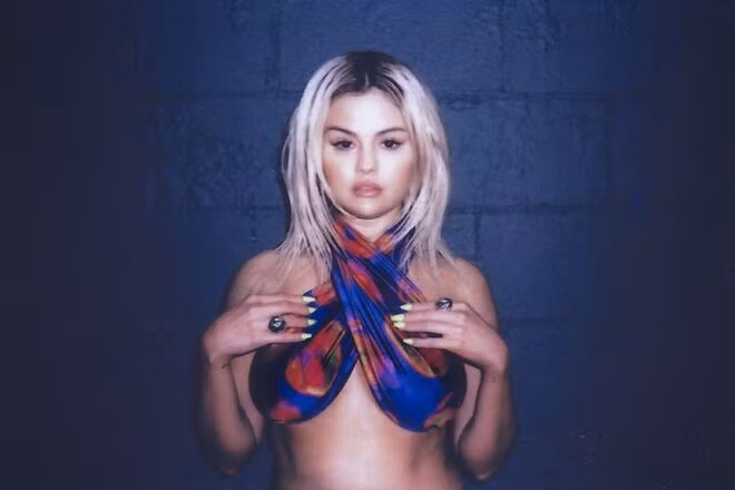 Sắc tím chủ đạo trong BST bikini do Selena Gomez thiết kế