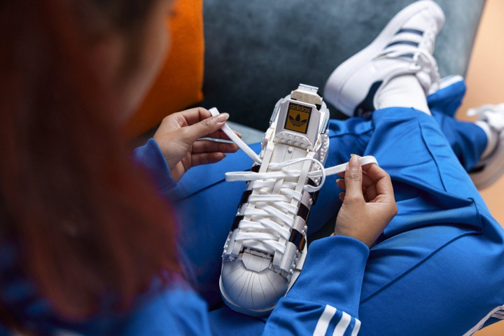 Adidas Superstar kinh điển trong diện mạo LEGO