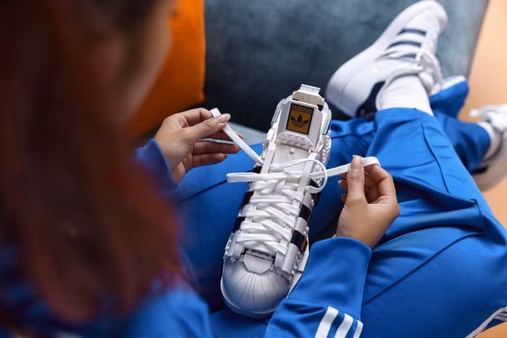Adidas Superstar kinh điển trong diện mạo LEGO