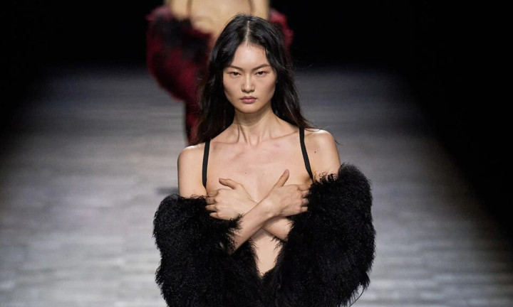 Ann Demeulemeester Thu Đông 2023 người mẫu dùng tay che ngực catwalk