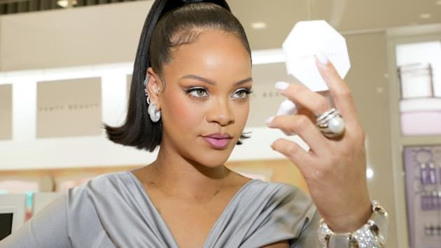 Rihanna hiện là nữ tỷ phú tự thân trẻ nhất nước Mỹ