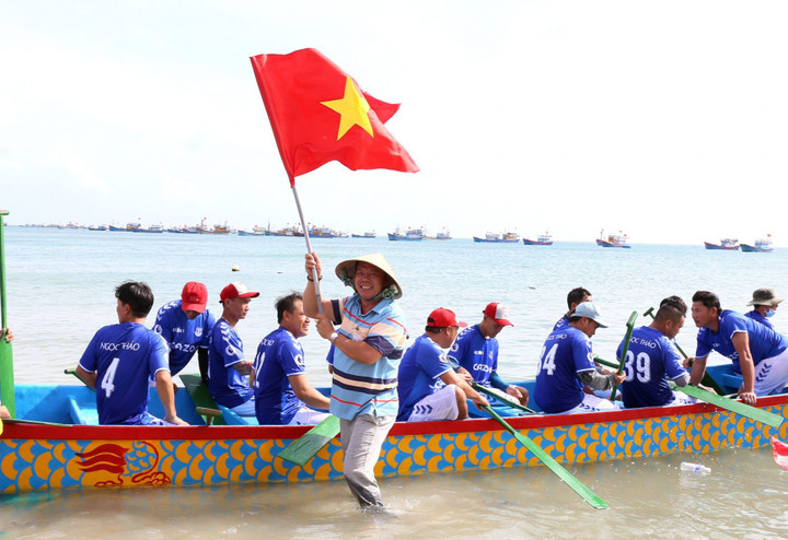 Ninh Thuận: Sôi nổi Lễ hội đua thuyền rồng truyền thống đầu Xuân Quý Mão 2023