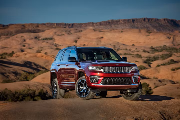 Triển lãm ô tô Việt Nam 2022: Jeep Grand Cherokee ra mắt với giá hơn 6 tỷ