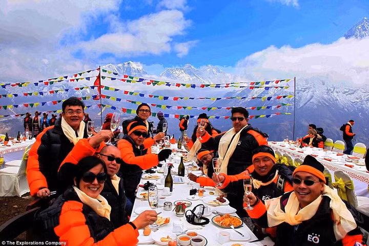 15 phút ăn sáng trên đỉnh Everest với giá 5000 USD/người