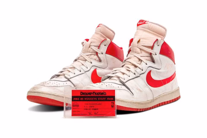 Nike Air Ship của Micheal Jordan có gì đặc biệt mà được đấu giá tới 1,47 triệu USD ?