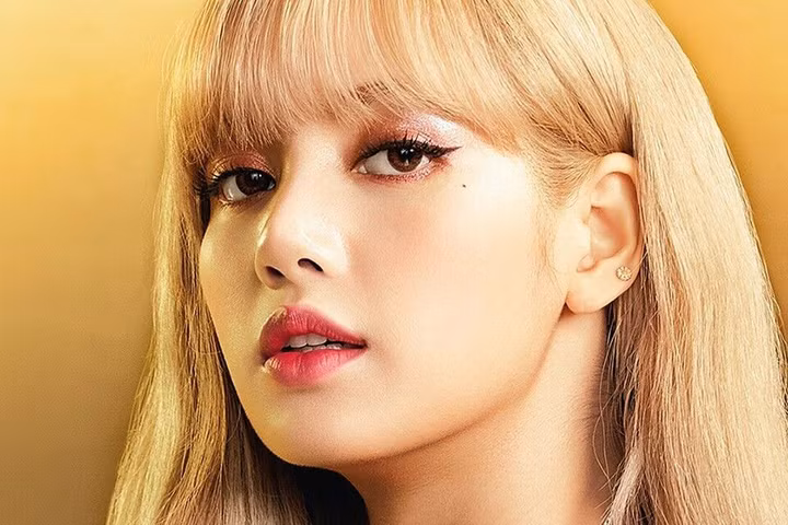 Dân tình háo hức trước hình ảnh BST MAC x Lisa đầu tiên
