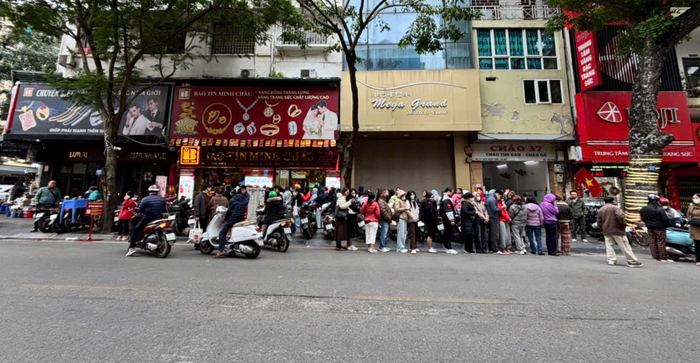 Người dân đổ xô mua vàng đầu năm, doanh nghiệp thông báo "không còn để bán"