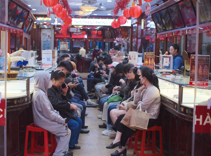 Sát ngày vía Thần tài, dòng người đội mưa “săn” vàng từ tờ mờ sáng 