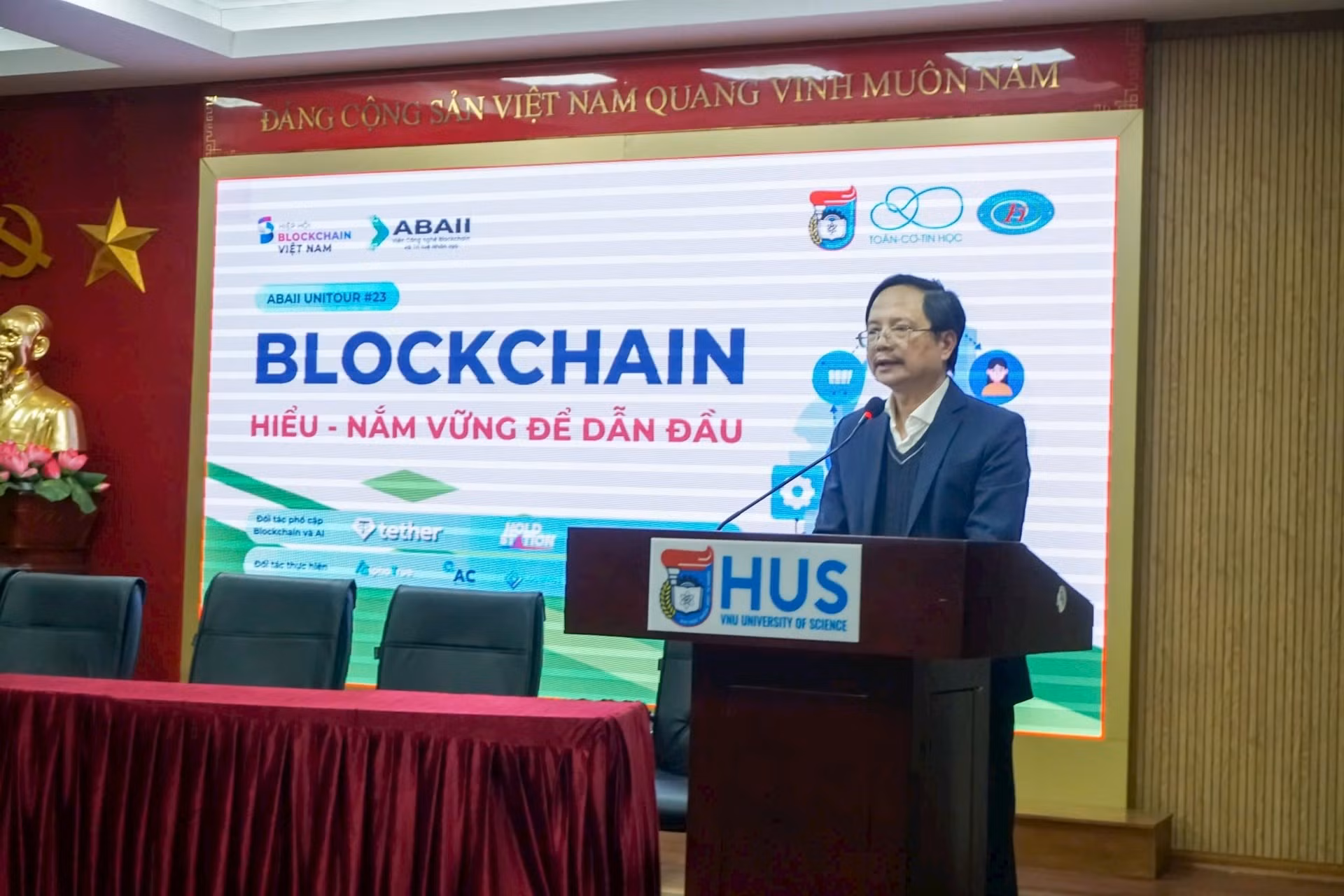 GS.TSKH Vũ Hoàng Linh, Bí thư Đảng ủy, Hiệu trưởng trường Đại học Khoa học Tự nhiên đánh giá cao tầm quan trọng của công nghệ blockchain.