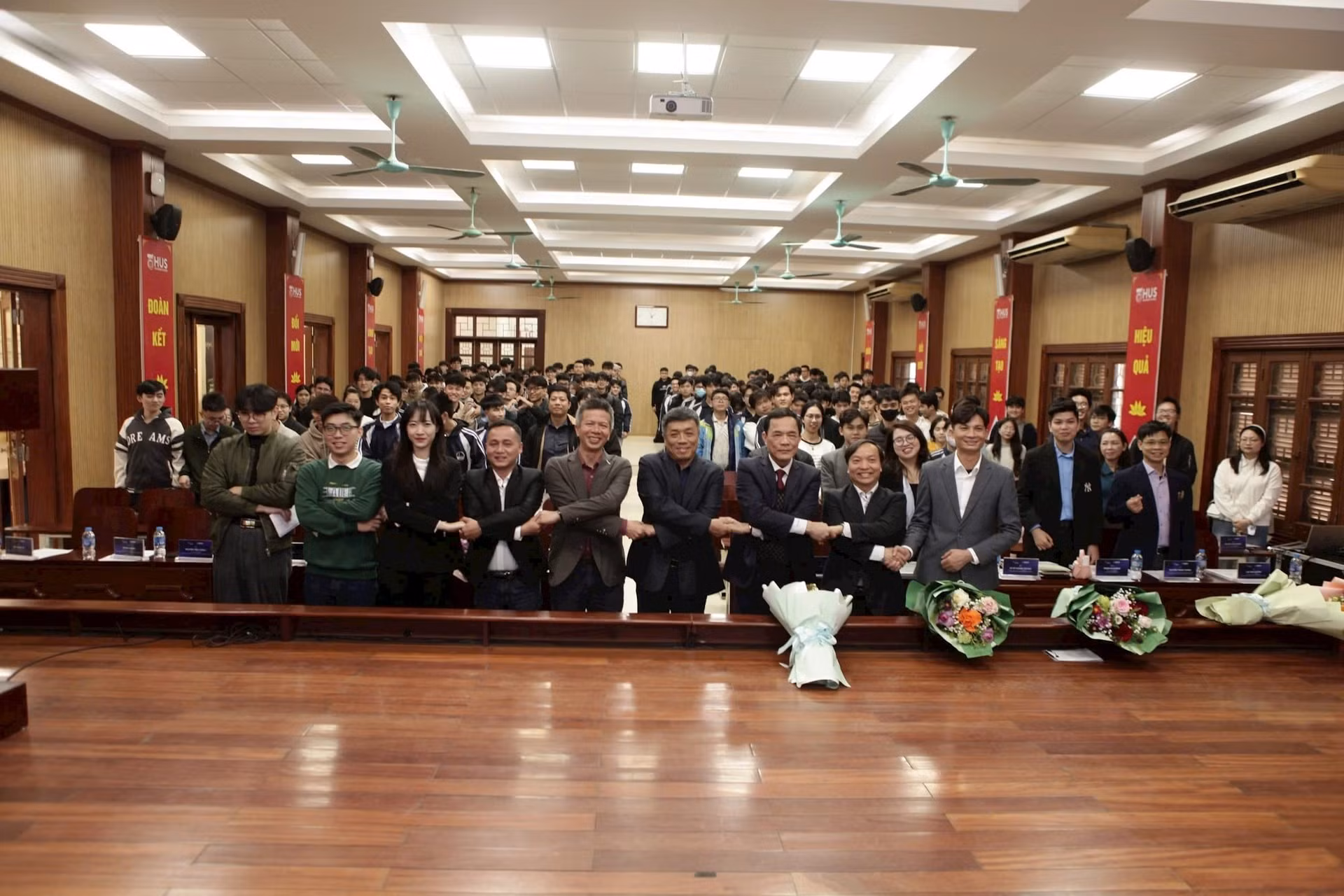 Sự kiện có sự tham gia của 300 bạn sinh viên, đại diện thầy cô trường Đại học Khoa học Tự nhiên cùng các chuyên gia hàng đầu trong lĩnh vực Blockchain.