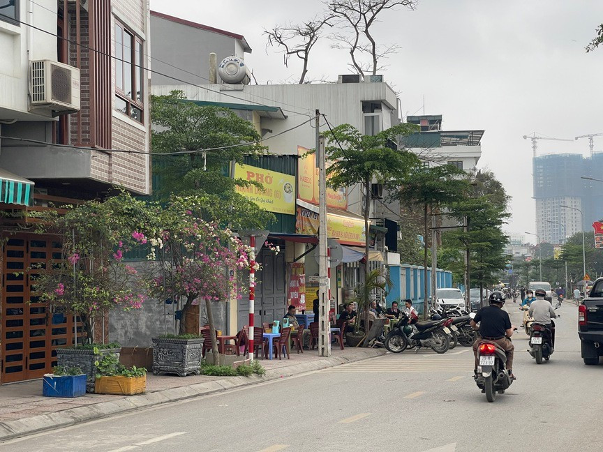 Cư dân sinh sống ổn định, hoạt động buôn bán nhộn nhịp tại khu vực Thanh Trì – nơi hạ tầng đang dần hoàn thiện và diện mạo đô thị ngày càng rõ nét. Các tuyến đường khang trang, cây xanh hiện hữu cùng sự hiện diện của các công trình cao tầng phía xa cho thấy tiềm năng phát triển mạnh mẽ của khu vực. (Ảnh: Hà Thu) Cư dân sinh sống ổn định, hoạt động buôn bán nhộn nhịp tại khu vực Thanh Trì – nơi hạ tầng đang dần hoàn thiện và diện mạo đô thị ngày càng rõ nét. Các tuyến đường khang trang, cây xanh hiện hữu cùng sự hiện diện của các công trình cao tầng phía xa cho thấy tiềm năng phát triển mạnh mẽ của khu vực. (Ảnh: Hà Thu)