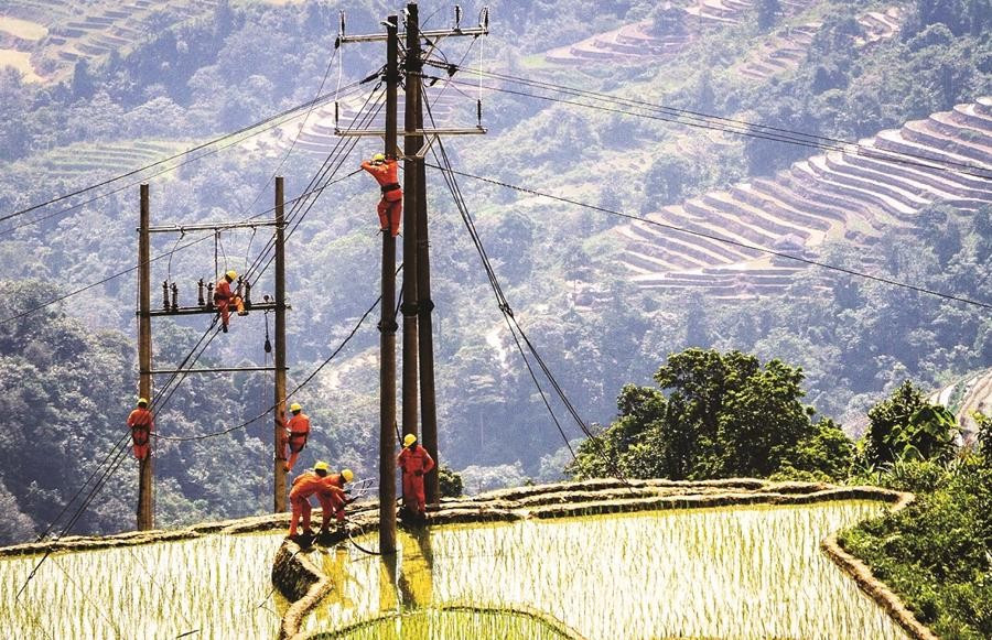 Khoảng 911.400 hộ dân tại 14.676 thôn, bản thuộc 3.099 xã trên toàn quốc sẽ được cấp điện qua lưới điện quốc gia. Khoảng 911.400 hộ dân tại 14.676 thôn, bản thuộc 3.099 xã trên toàn quốc sẽ được cấp điện qua lưới điện quốc gia.