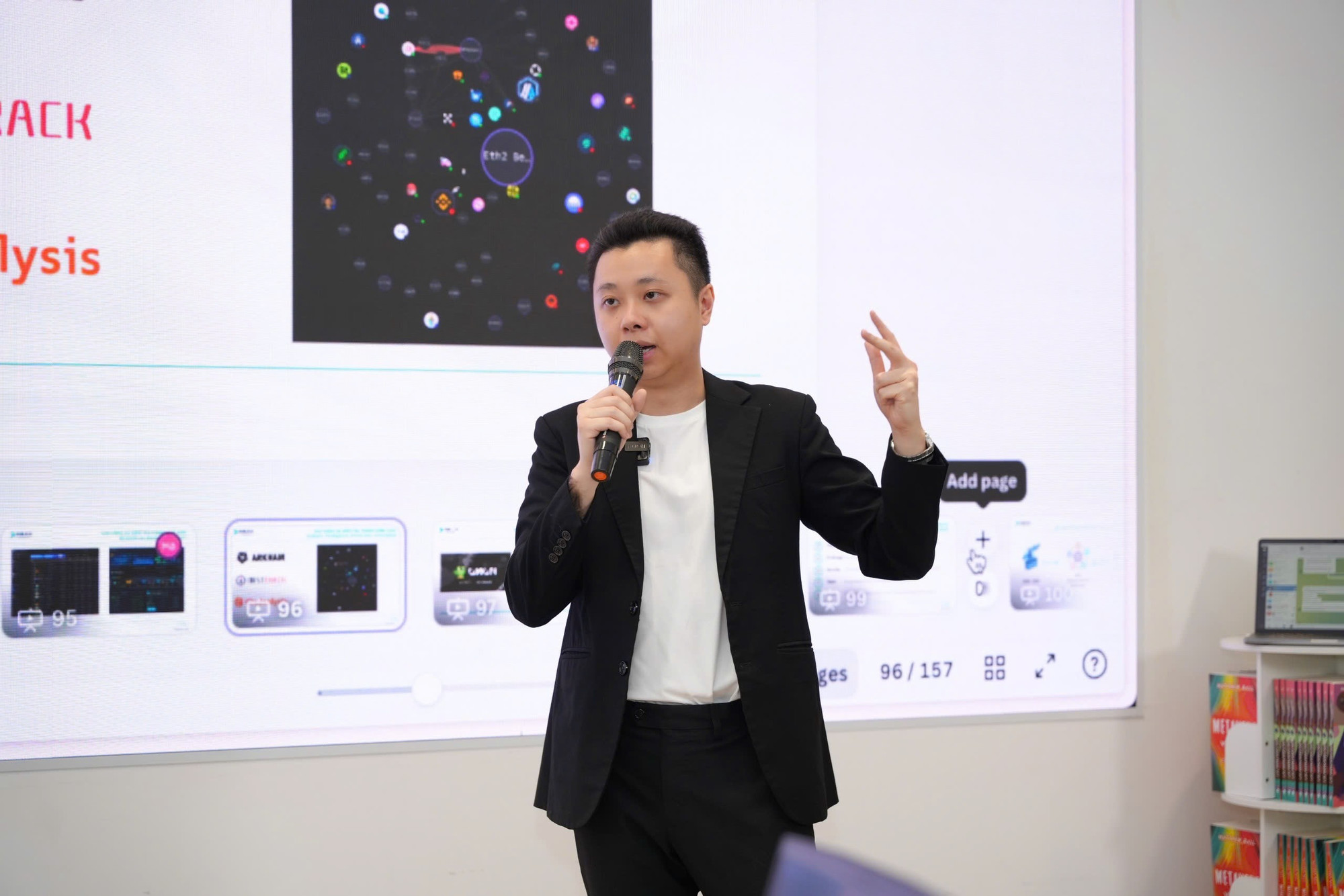 Ông Trần Huyền Dinh, Chủ nhiệm Ủy ban Ứng dụng Fintech, Hiệp hội Blockchain Việt Nam phân tích một số vụ lừa đảo nổi bật, đưa ra kinh nghiệm nhận diện tài sản mã hóa cho học viên img-4787.jpg