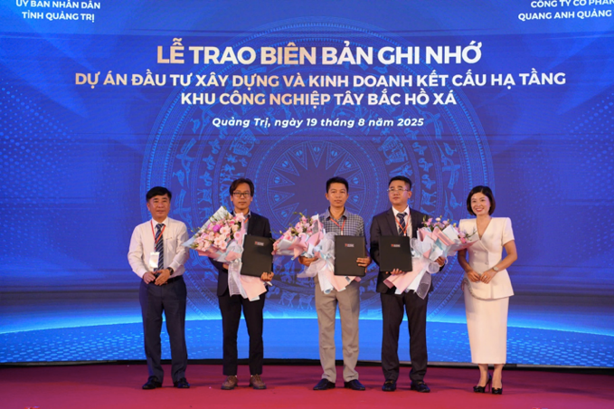 Đại diện khu công nghiệp Tây Bắc Hồ Xá trao Biên bản Ghi nhớ Hợp tác cho các nhà đầu tư thứ cấp screen-shot-2025-08-19-at-163445.png