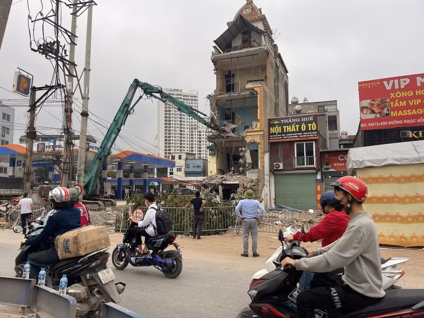 Trong ảnh là công trình tháo dỡ mở rộng mặt bằng để thi công Quốc lộ 1A - đoạn qua khu vực Thanh Trì, Hà Nội. Công trường hoạt động nhộn nhịp bên cạnh dòng xe cộ đông đúc, cho thấy tốc độ đô thị hóa ngày càng mạnh mẽ tại khu vực này. (Ảnh: Hà Thu)