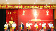 Tổng Bí thư Tô Lâm, Thủ tướng Chính phủ Phạm Minh Chính, Thường trực Ban Bí thư Trần Cẩm Tú cùng các đồng chí lãnh đạo thực hiện nghi thức nhấn nút khai trương 3 nền tảng số phục vụ triển khai Nghị quyết 57-NQ/TW