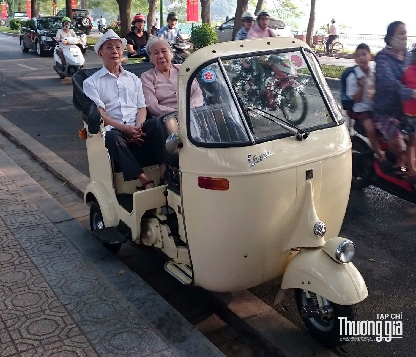 Hai cụ thân sinh của anh Hiếu “Ảnh” trên chiếc xe Vespa Ape 1956 5-839.jpg