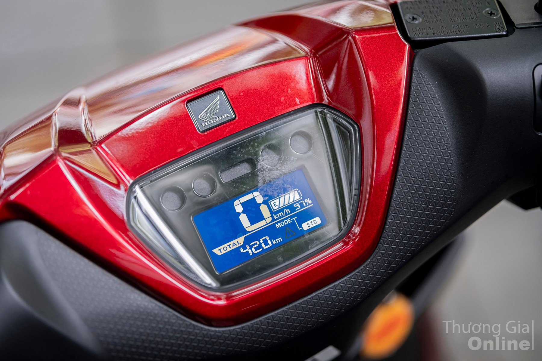 Đồng hồ điện tử đơn giản nhưng dễ quan sát của Honda Icon e: dsf0629.jpg