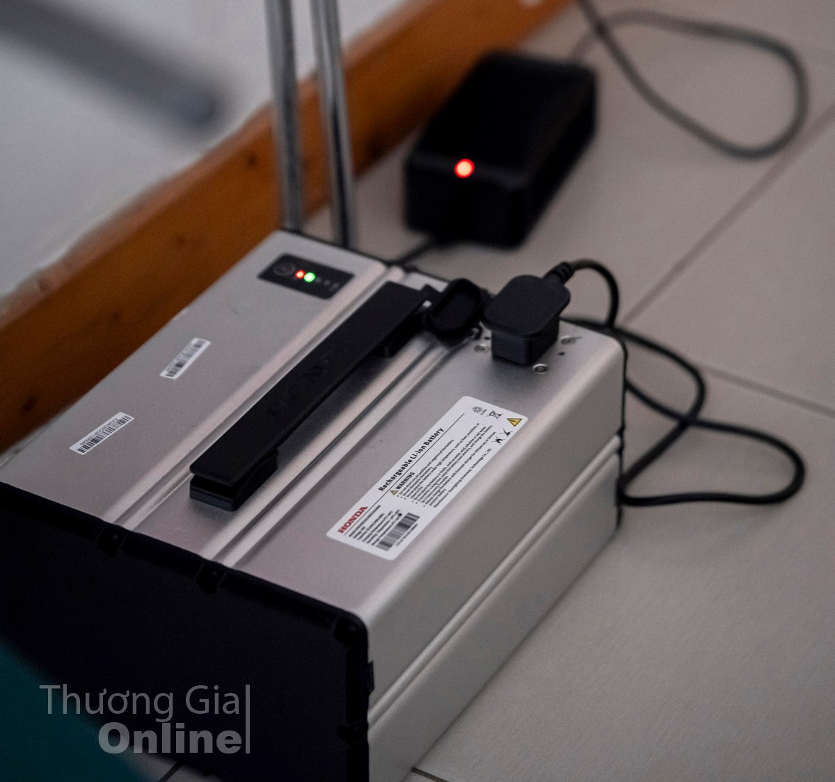 Người tiêu dùng có thể sạc pin cho Honda Icon e: bằng cách tháo pin mang về nhà sạc thay vì chỉ cắm sạc trực tiếp tại xe dsf0589-368.jpg