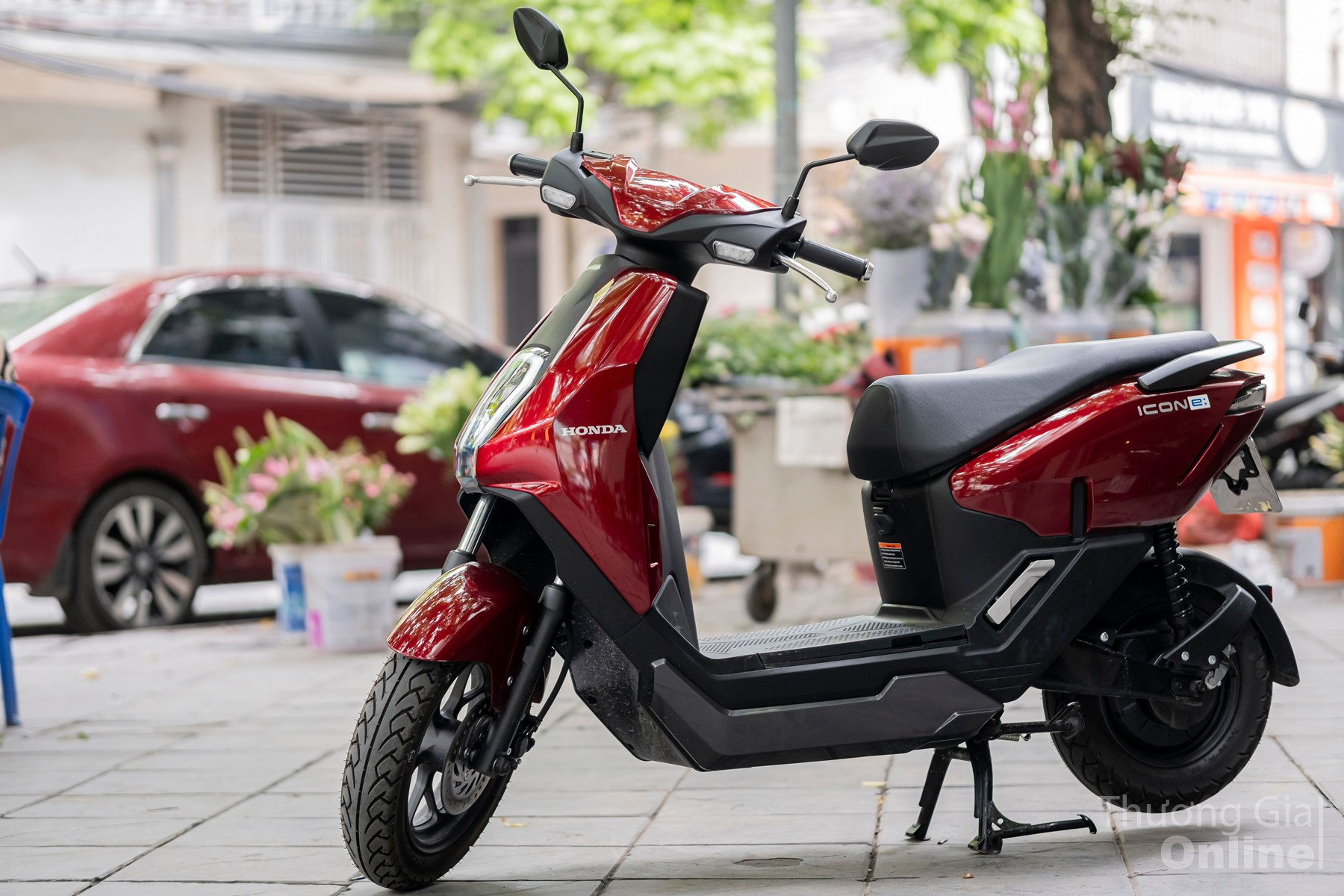 Kiểu dáng xe tay ga khiến cho Honda Icon e: rất thuận tiện trong việc sử dụng hàng ngày dsf0641.jpg