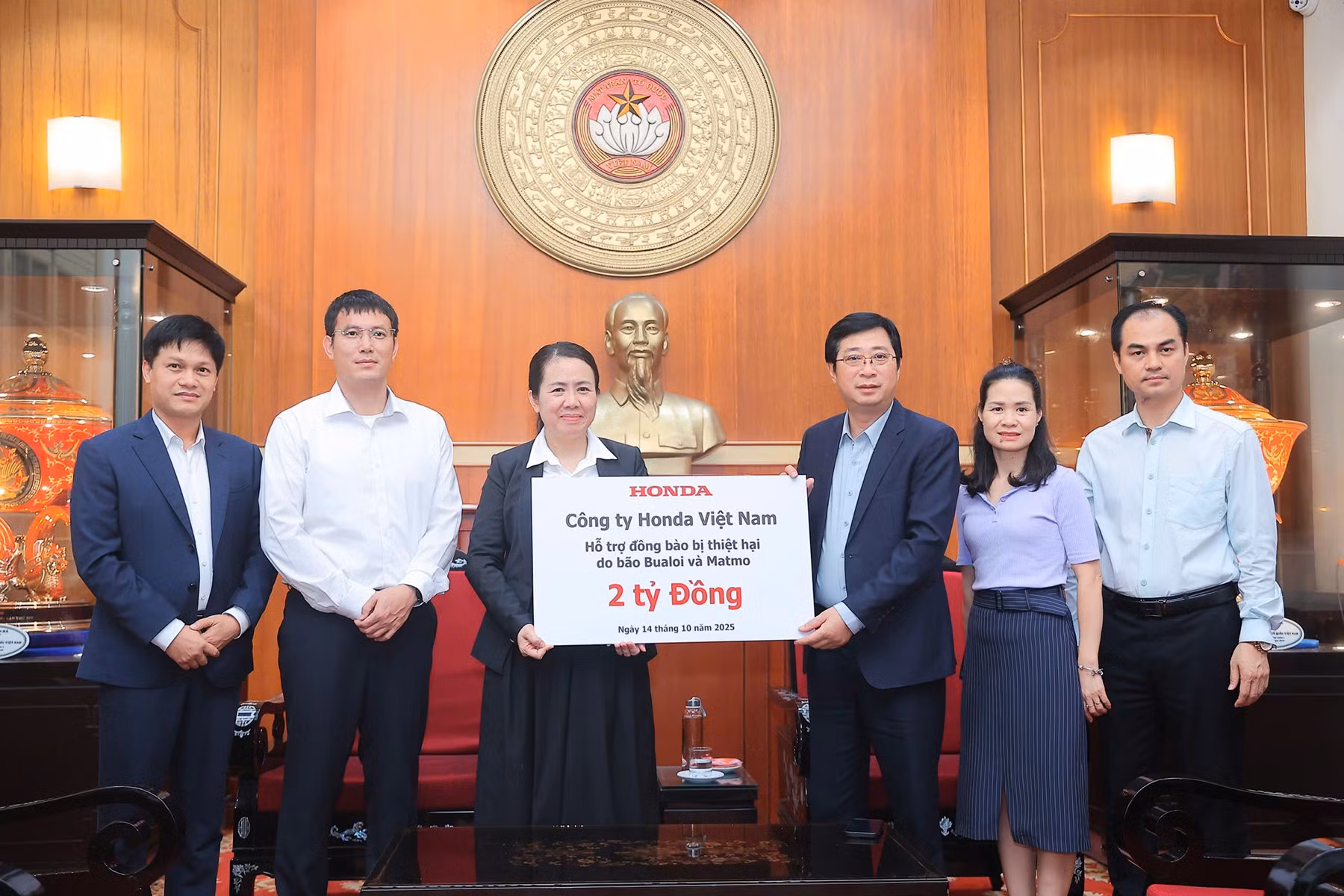 ung-ho-2-ty-dong-thong-qua-uy-ban-trung-uong-mat-tran-to-quoc-viet-nam.jpg