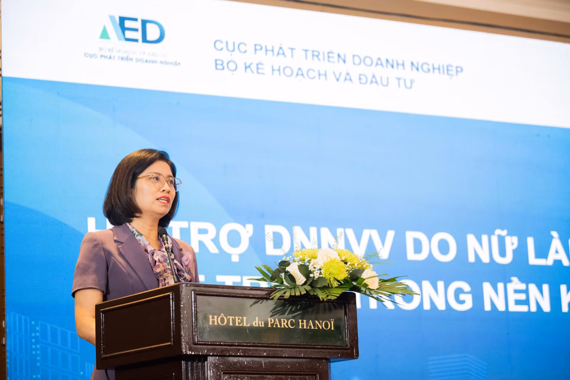 Bà Trịnh Thị Hương, Phó Cục trưởng Cục Phát triển doanh nghiệp (Bộ KH&amp;ĐT) phát biểu tại hội thảo