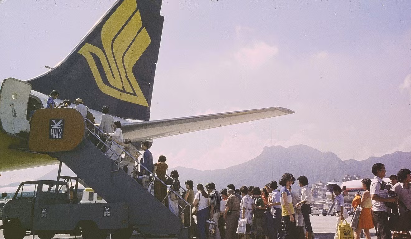 Passengers boarding a Singapore Airlines aircraft at Hong Kong’s Kai Tak airport in the 1980.jpg