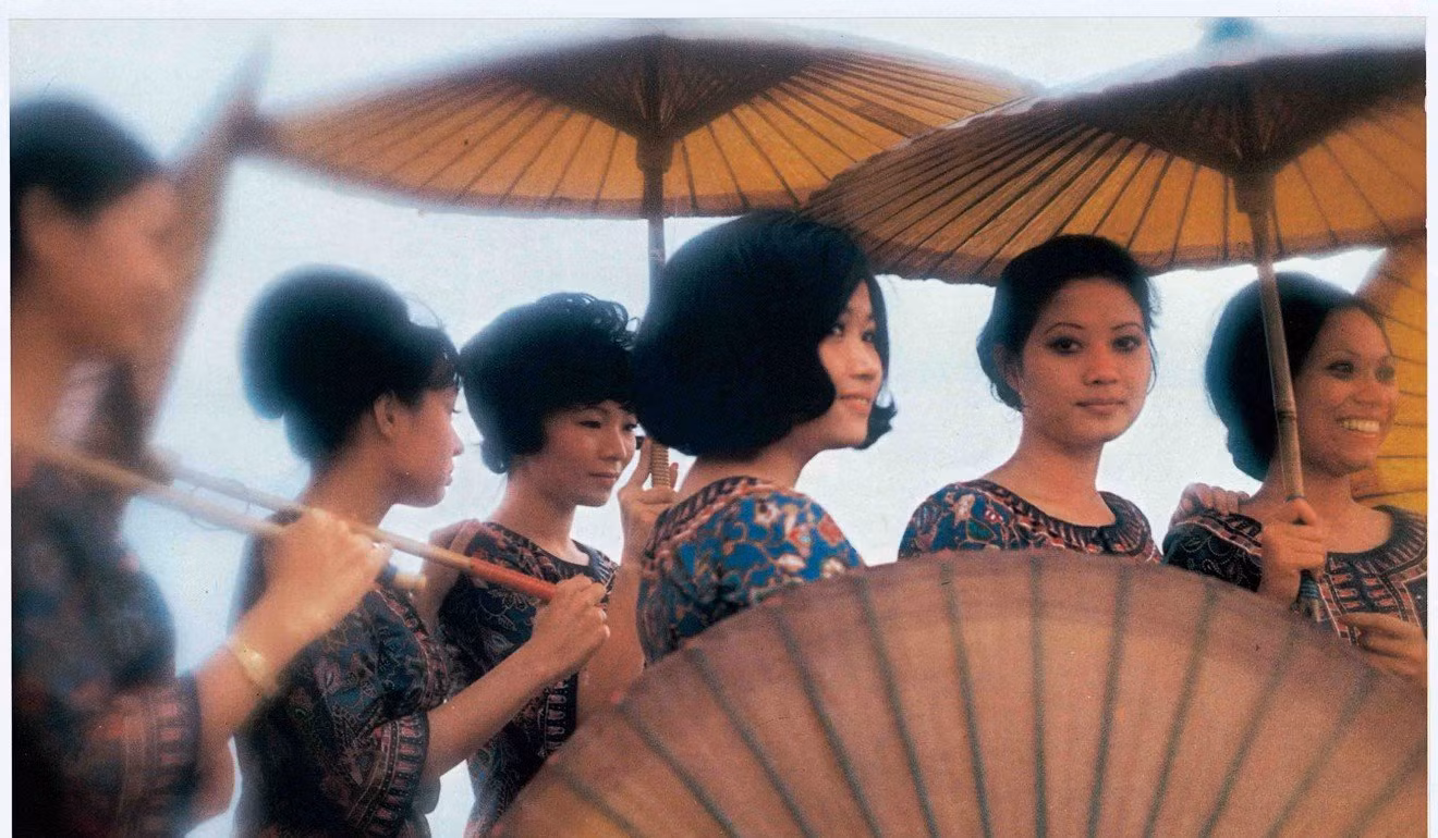 Singapore Airlines advert featuring their ubiquitous Singapore Girls.jpg