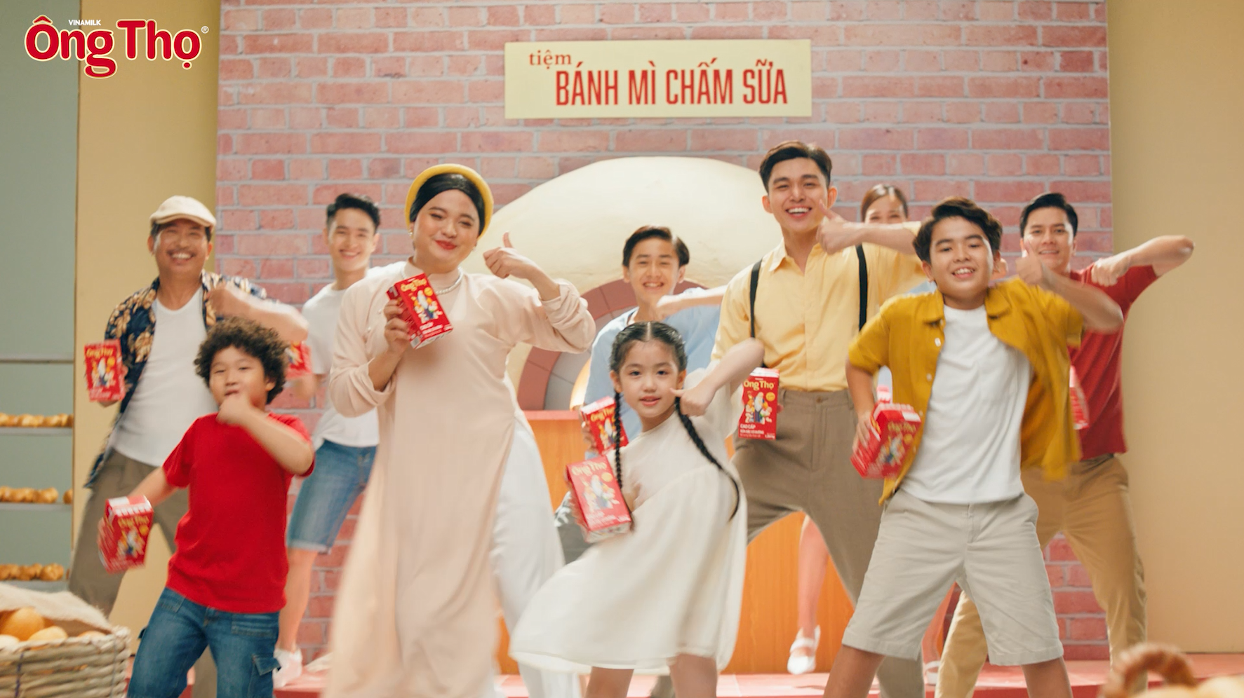 Với ngôn ngữ và cách thể hiện trẻ trung, hiện đại, chiến dịch “Bảo tàng tuổi ther” đã khéo léo gợi lại những ký ức đầy cảm xúc của người tiêu dùng bên hộp sữa Ông Thọ. ẢNH 3B.png