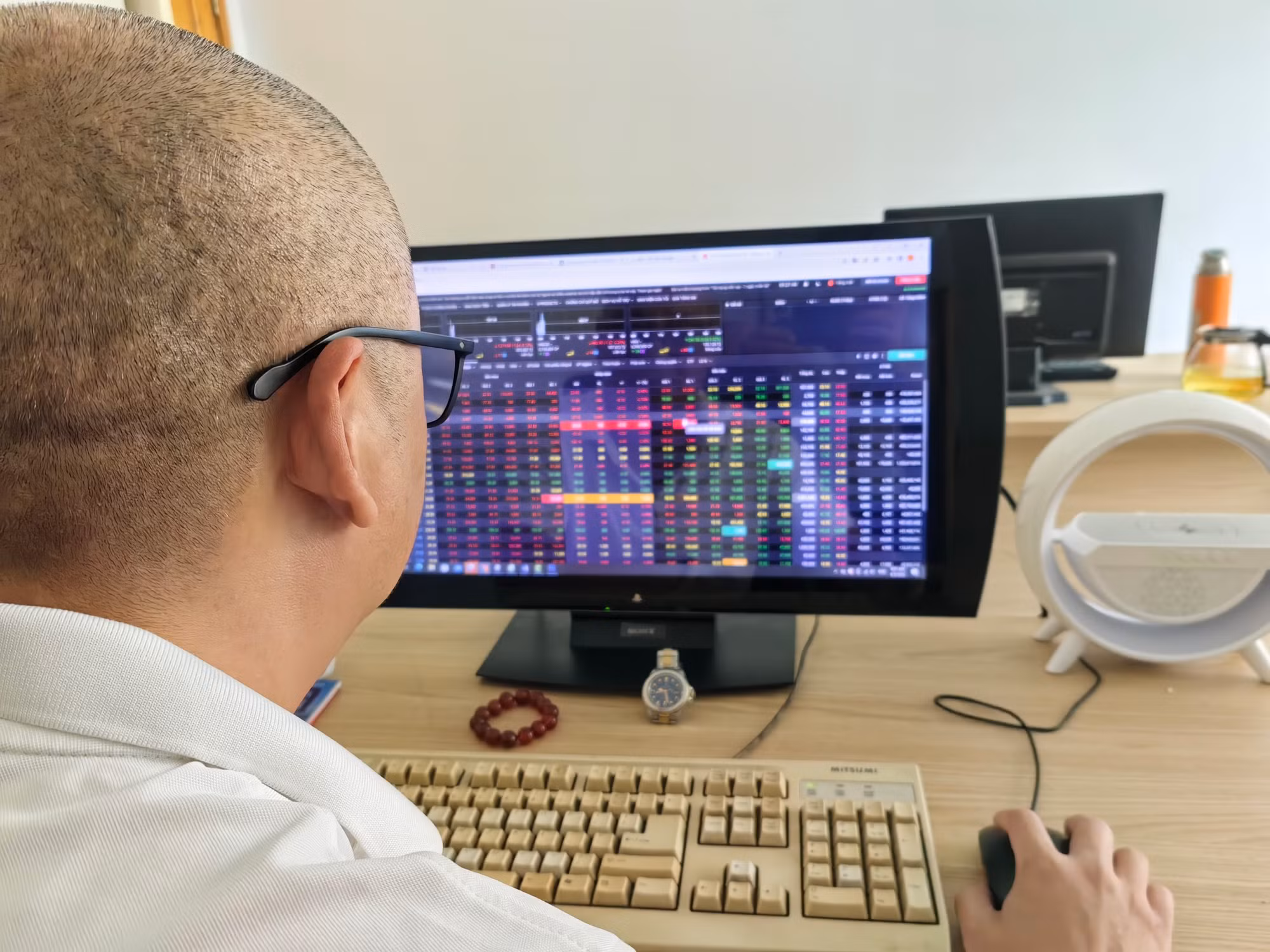 cổ phiếu chứng khoán.jpg