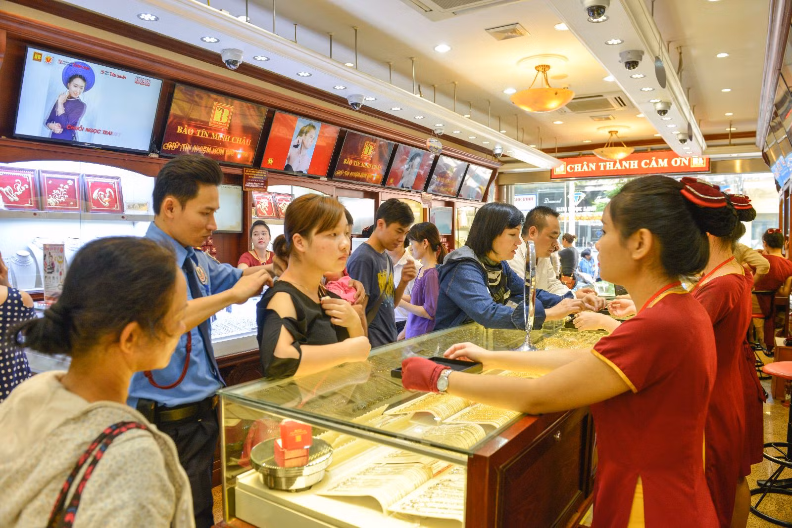 Sát ngày vía Thần tài, giá vàng lùi về mốc 78 triệu đồng/lượng, người dân có nên “móc hầu bao”? ảnh 2