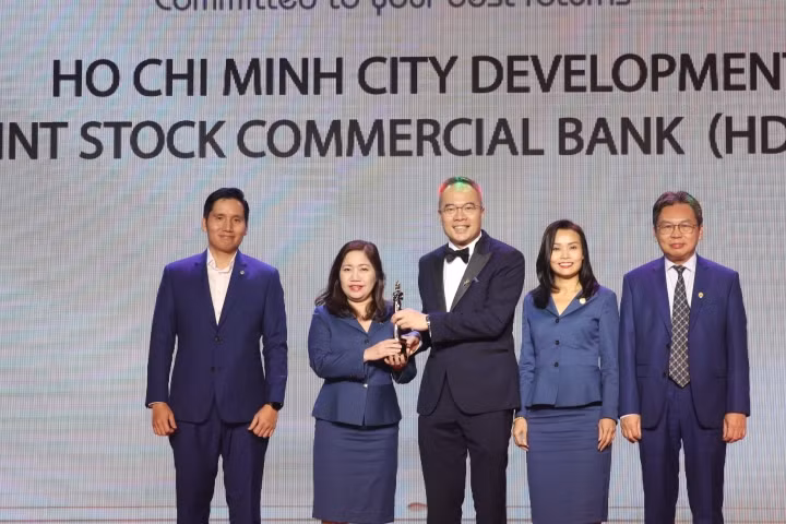 HDBank là ngân hàng duy nhất 6 lần liên tiếp nhận giải “Nơi làm việc tốt nhất Châu Á - Best companies to work for in Asia” và là đơn vị duy nhất được vinh danh “Doanh nghiệp tiên phong chuyển đổi số”