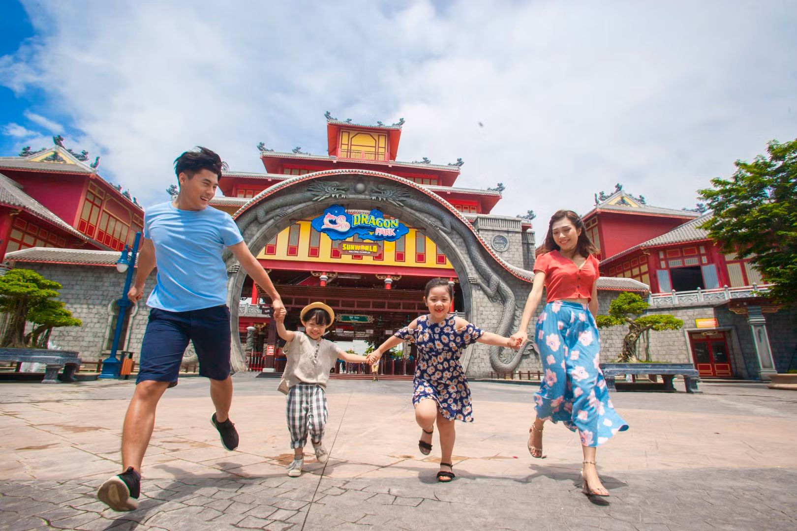Du khách vui chơi tại Sun World Hạ Long.jpg