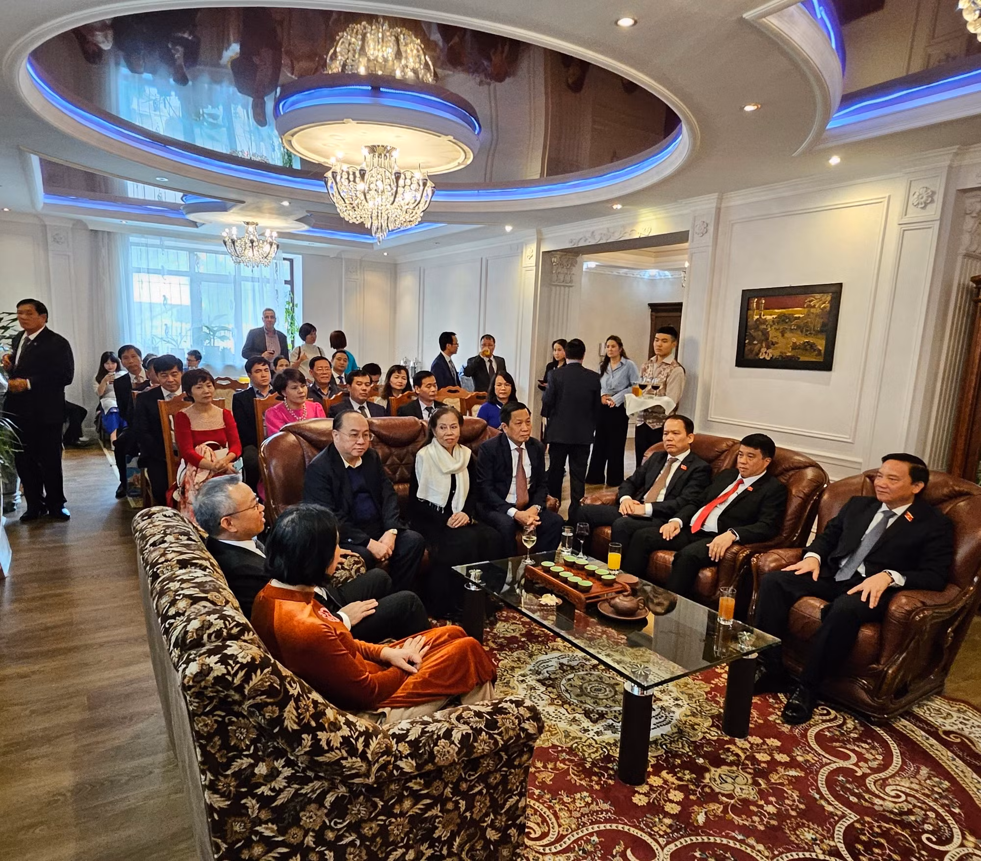 Đoàn Quốc hội Việt Nam và đoàn doanh nghiệp VACOD - HBA tới thăm Đại sứ quán Việt Nam tại Kazakhstan.jpg
