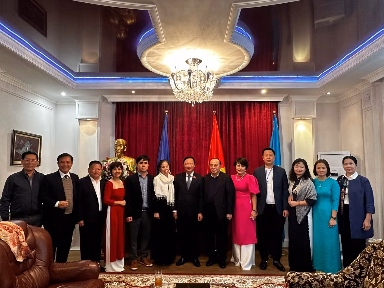 Đoàn doanh nghiệp VACOD - HBA chụp ảnh kỷ niệm cùng Uỷ viên TW Đảng, Phó Chủ tịch Quốc hội Nguyễn Khắc Định .jpg