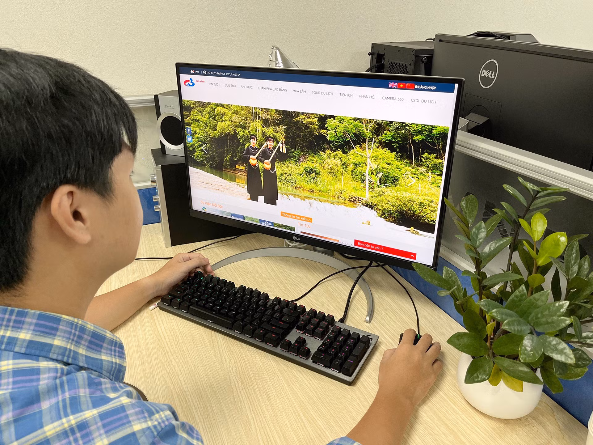 Du khách truy cập cổng du lịch thông minh tỉnh Cao Bằng tìm hiểu thông tin về du lịch Cao Bằng 1.jpg