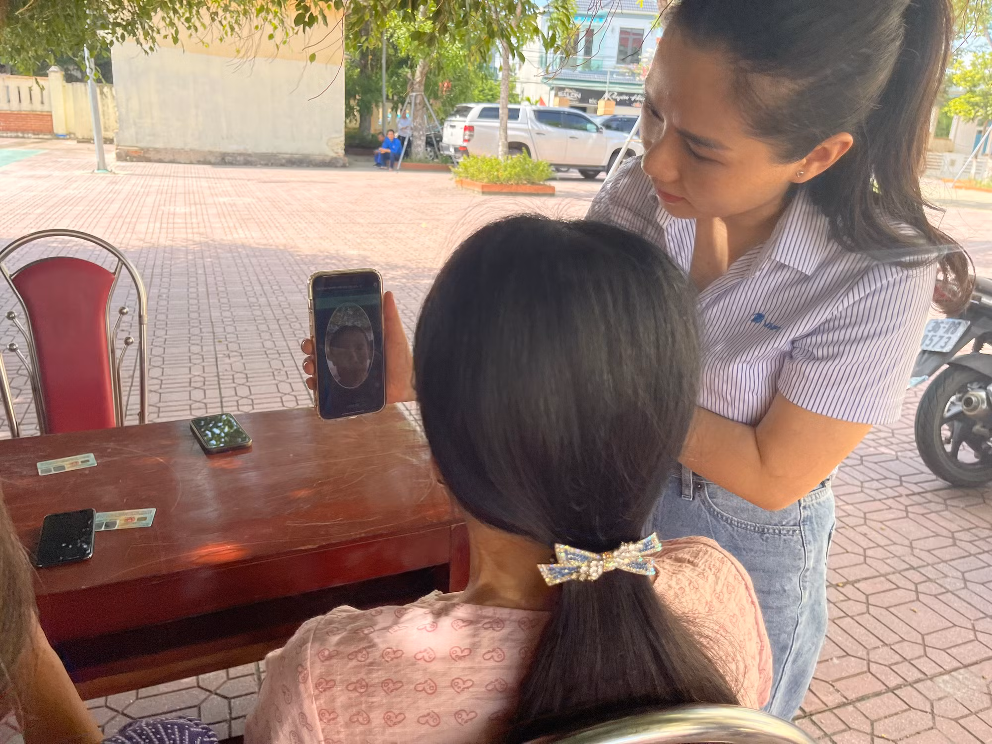 nhan-vien-vnpt-huong-dan-nguoi-dan-thuc-hien-xac-thuc-sinh-trac-hoc-trong-qua-trinh-cai-dat-ung-dung-chu-ky-so-vnpt-smartca-5080.jpg