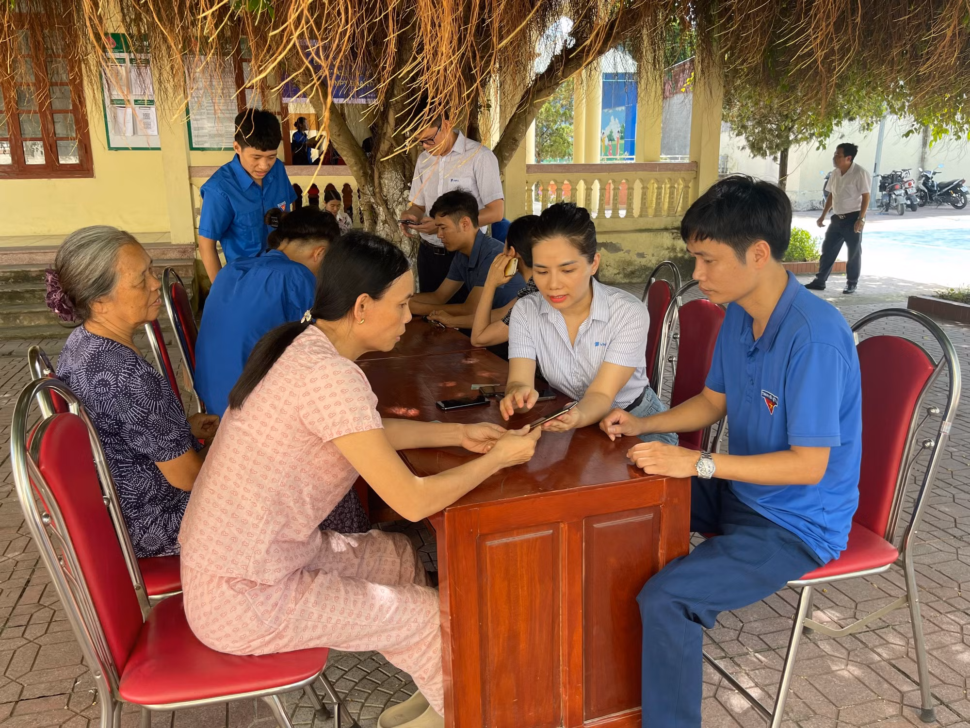 cac-to-cong-nghe-so-doan-thanh-nien-va-nhan-vien-vnpt-to-chuc-cac-diem-ho-tro-cai-dat-chu-ky-so-cho-nguoi-dan-dia-phuong-tai-xa-hoang-thai-huyen-hoang-hoa-tinh-thanh-hoa-2817.jpg