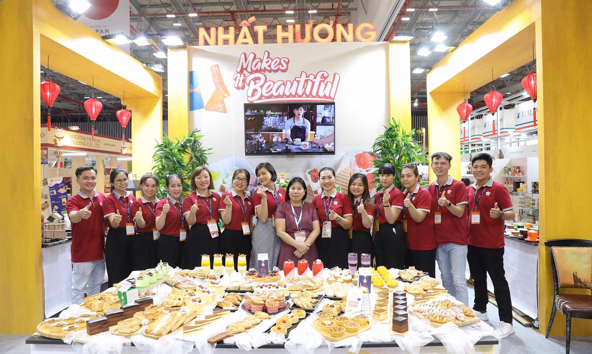 Chị Vũ Thị Hoài Sơn (đứng giữa) cùng thành viên Tân Nhất Hương tham gia một hội chợ ẩm thực