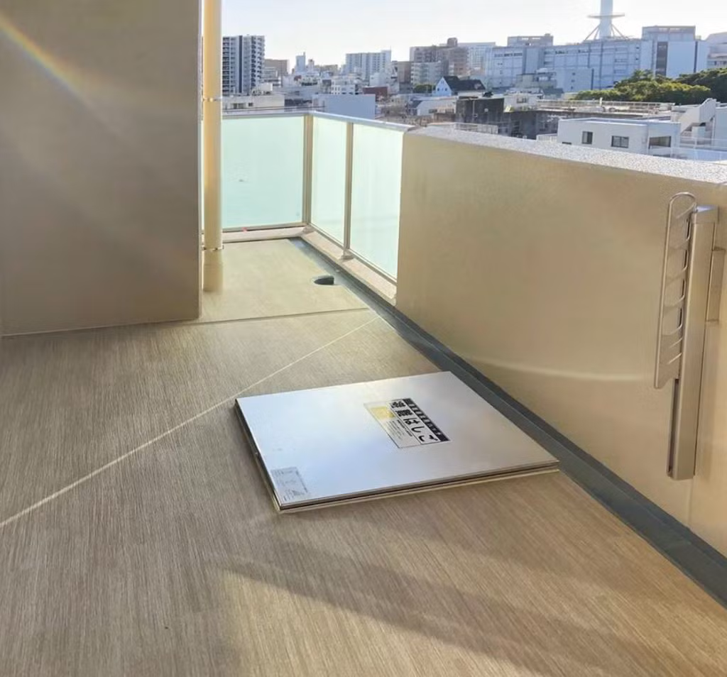 Đối với các tầng cao, lỗ thang thoát hiểm đi qua ban công nhà hàng xóm phía bên dưới là một phương án bớt nguy hiểm hơn