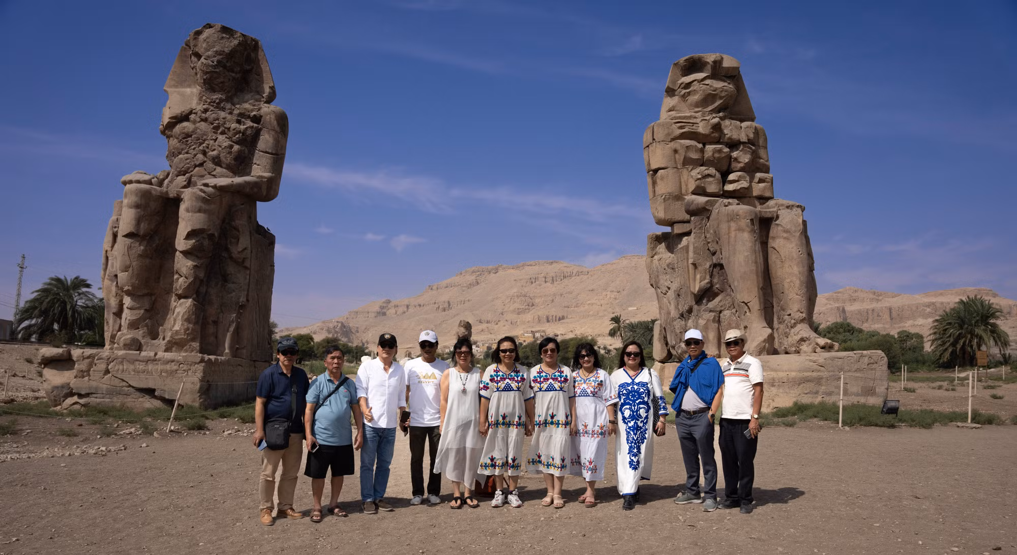 doan-du-khach-viet-nam-ben-di-tich-co-colossi-8651.jpg